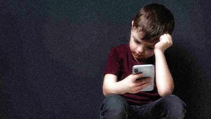 مضرات گوشی برای کودکان؛ عوارض استفاده و آسیب‌های چشمی و اجتماعی