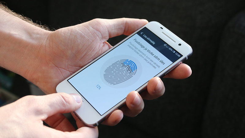 چگونه حسگر اثر انگشت گوشی خود را برای رمز ورود فعال کنیم؟